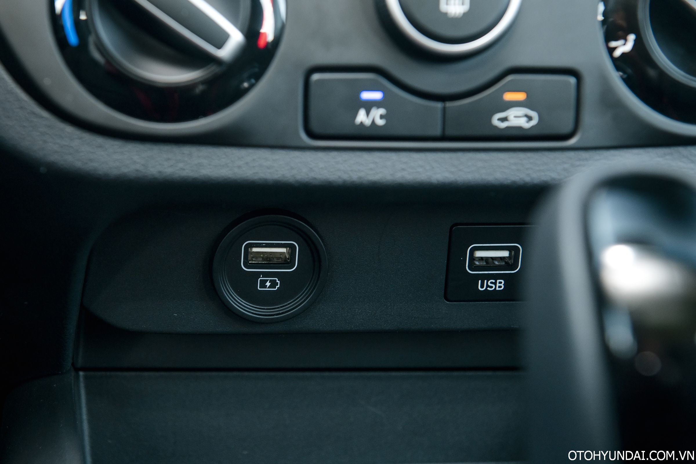Hyundai Grand i10 Hatchback 1.2 AT Tiêu Chuẩn | Cổng sạc USB