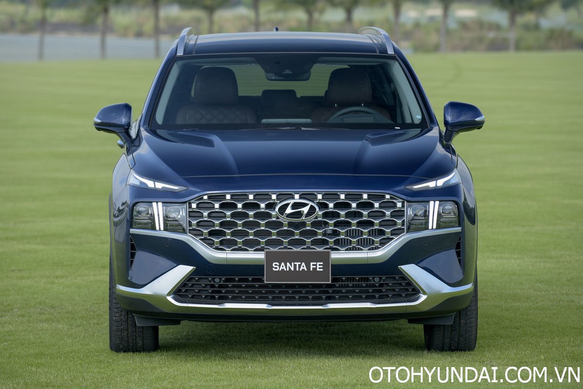 hyundai santafe | Thiết kế đầu xe Hyundai SantaFe 2023 với nhiều thay đổi như lưới tản nhiệt mới to hơn và nối liền vào cụm đèn chiếu sáng.