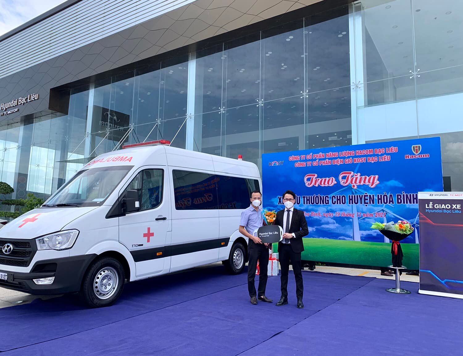 hyundai bạc liêu trao tặng xe cứu thương cho huyện hòa bình tỉnh bạc liêu
