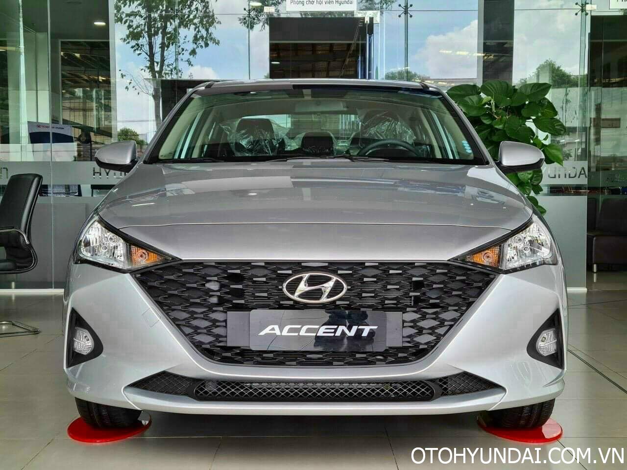 Hyundai Accent màu bạc đầu xe hyundai accent màu bạc