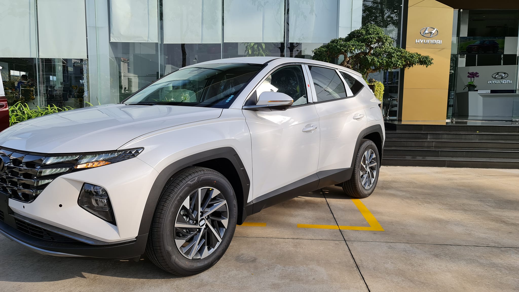 cổng trước đại lý hyundai long an