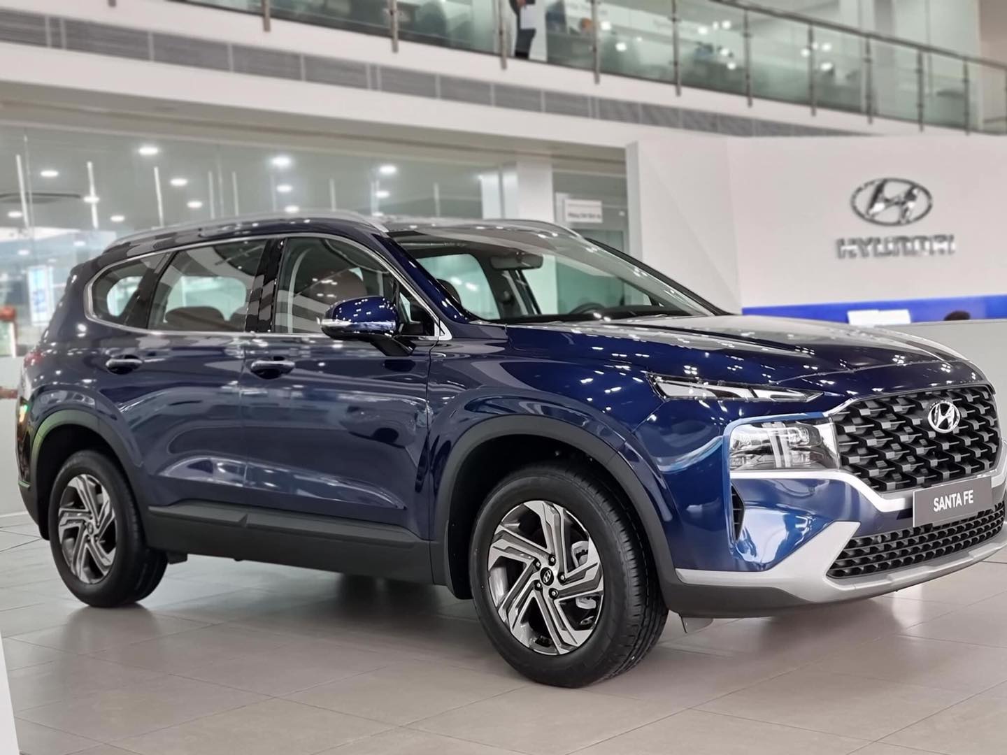 xe hyundai trưng bày trong showroom