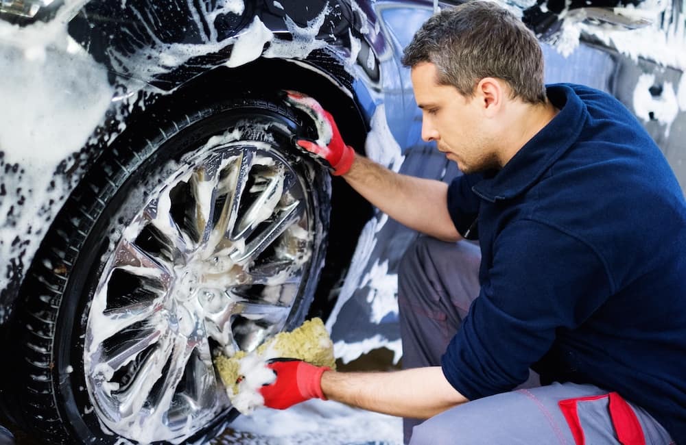 cách rửa xe ô tô chuyên nghiệp - Vệ sinh kỹ thân xe ô tô và các bộ phận khác