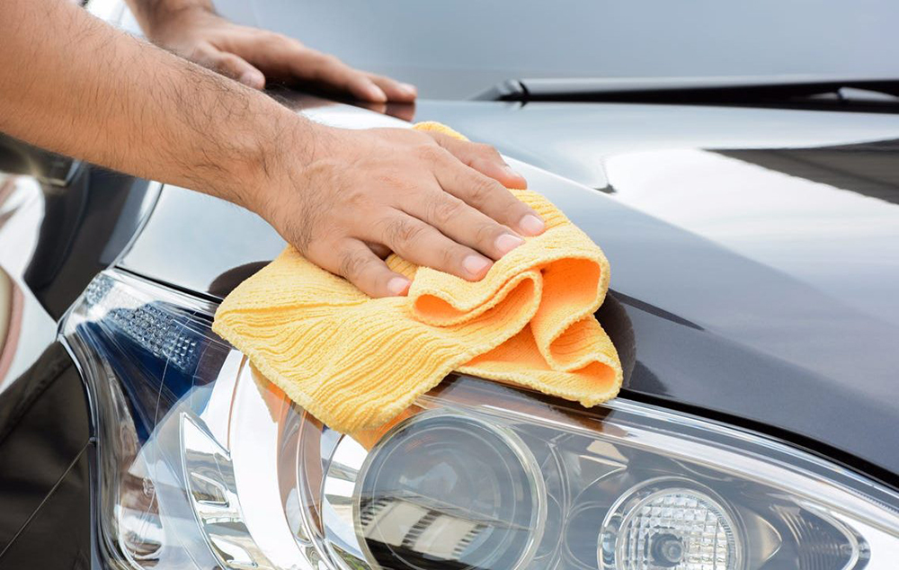Làm khô xe ô tô sau khi rửa là bước quan trọng trong quá trình tự rửa xe ô tô tại nhà