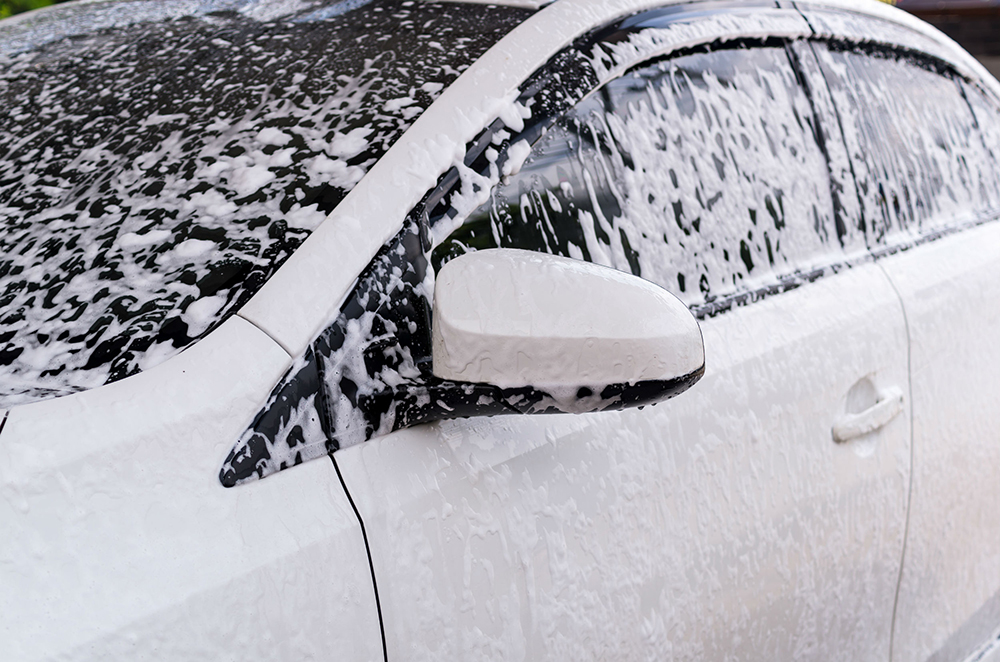 Cách chăm sóc ô tô màu trắng hiệu quả bằng việc thường xuyên rửa xe