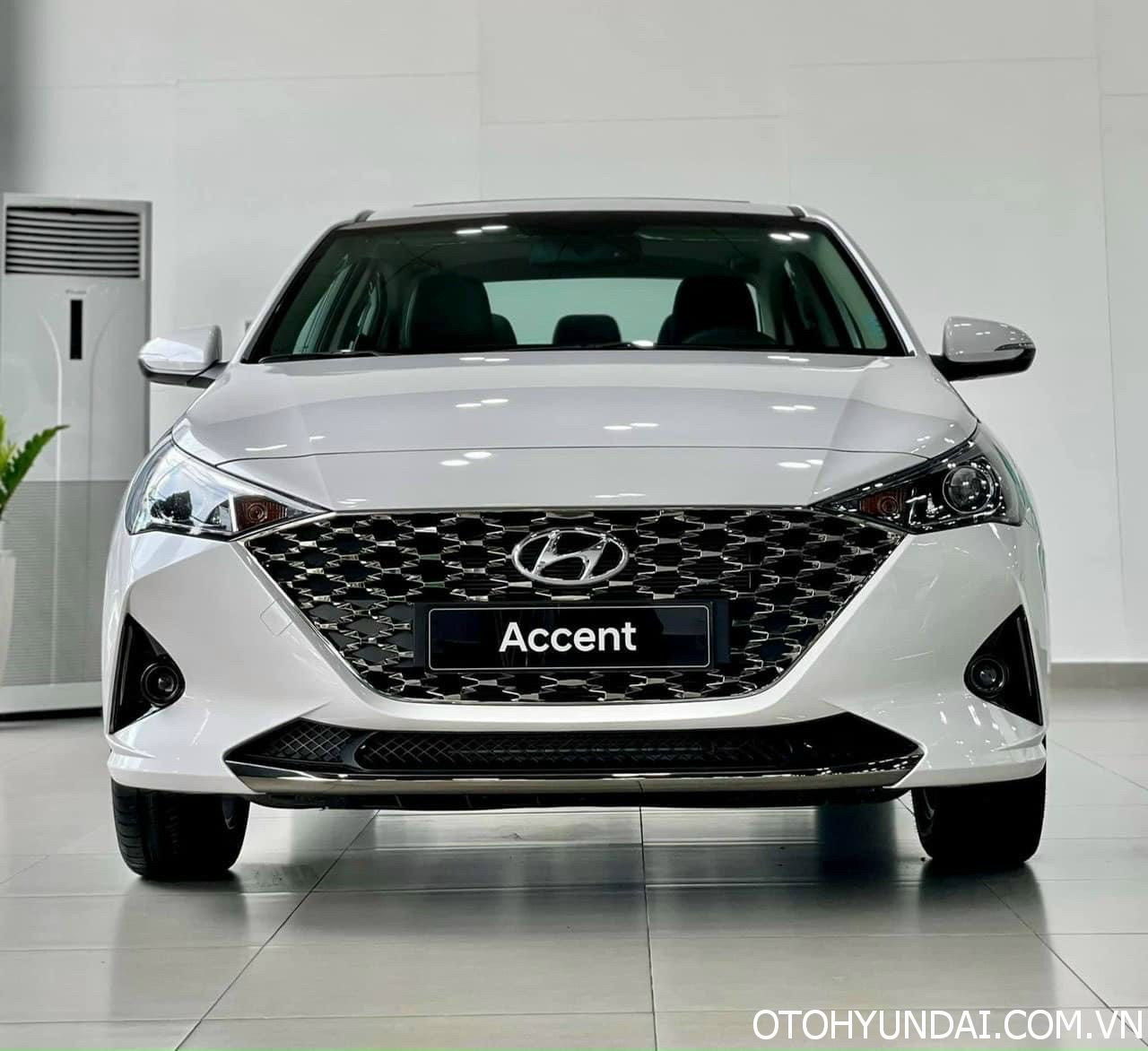 Hyundai accent màu trắng | đầu xe hyundai accent