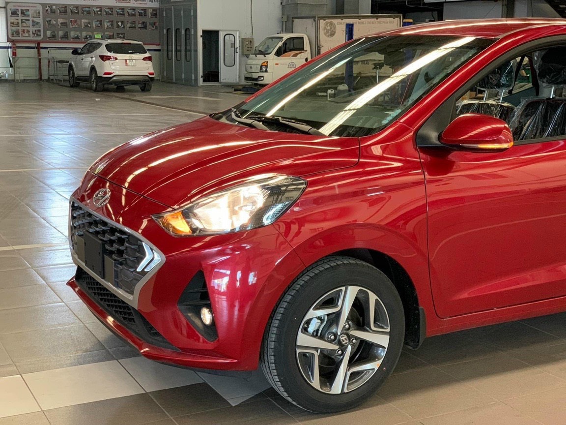 Cần bán Hyundai Grand i10 đời 2018 màu đỏ