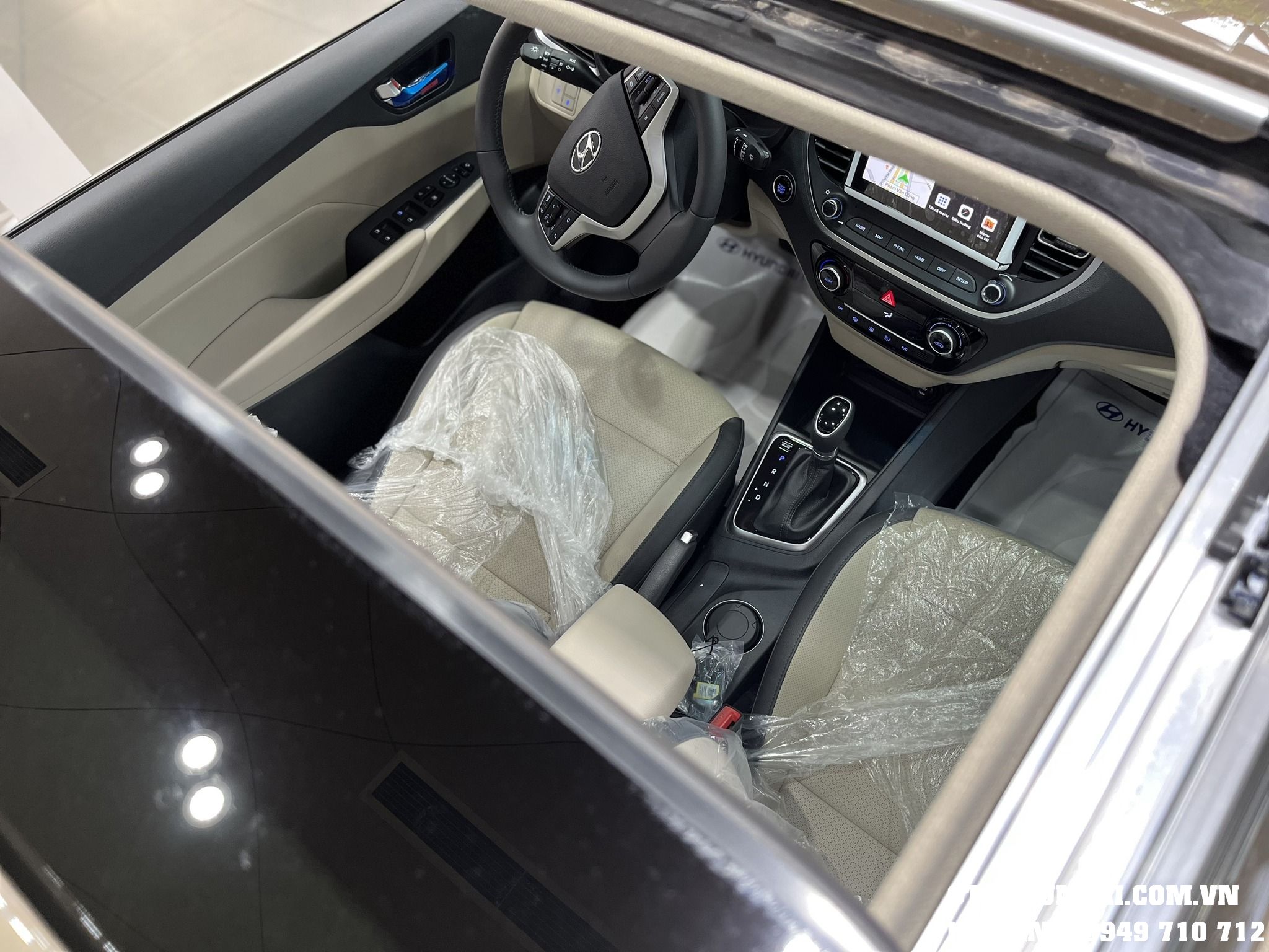 So sánh về tiện nghi nội thất của Hyundai Accent AT và Accent bản đặc biệt 