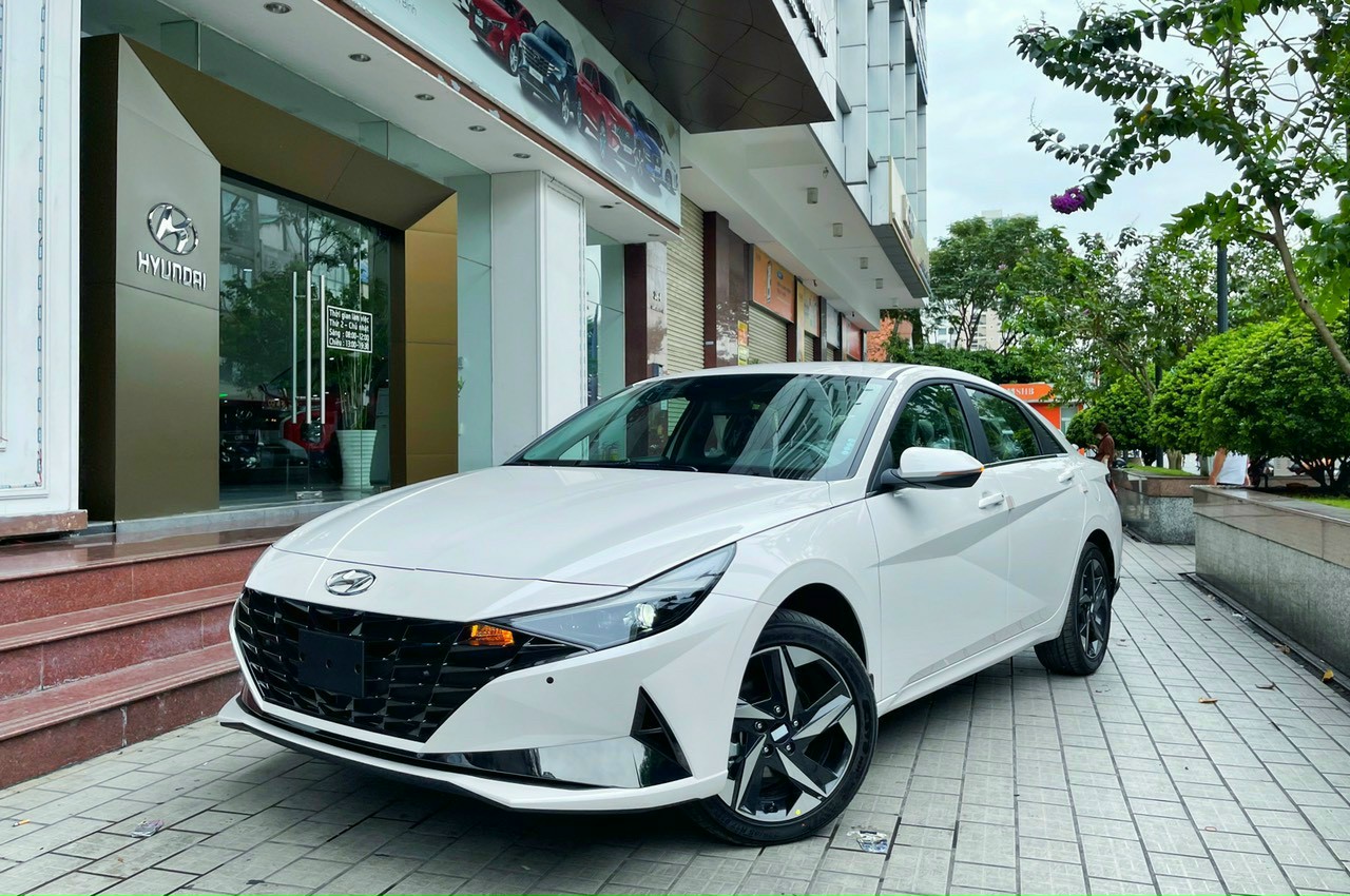 Hyundai Elantra trả góp cần bao nhiêu tiền?
