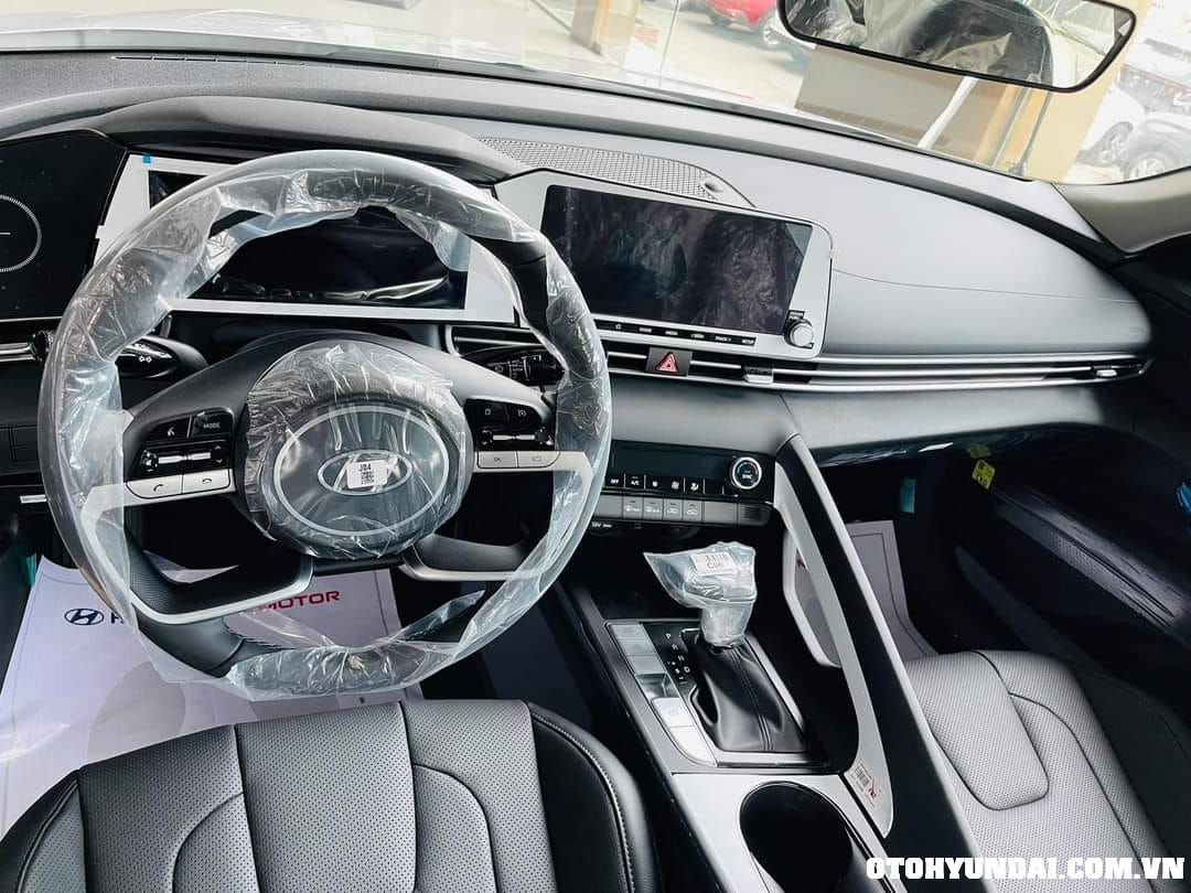 Nội thất Hyundai Elantra 1.6 Đặc biệt