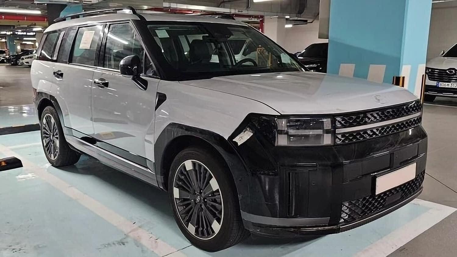 Hyundai SantaFe 2024 xuất hiện ngoài đời với thiết kế mới lạ Hyundai SantaFe 2024 | Hyundai SantaFe 2024 xuất hiện ngoài đời với thiết kế mới lạ - 16