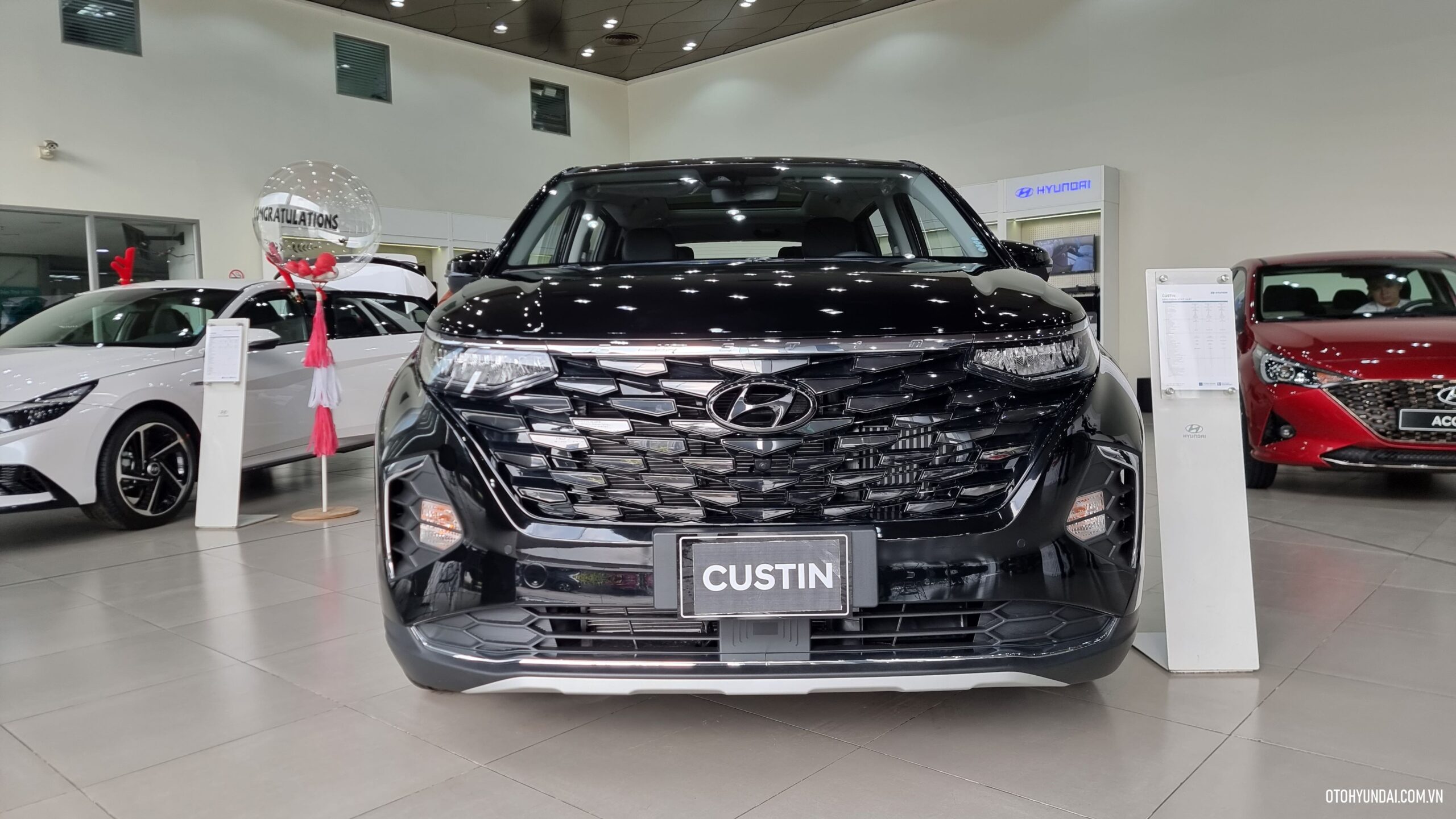 Hyundai Custin | Phần đầu của Hyundai Custin 2024 nổi bật với bộ lưới tản nhiệt hình lục giác cỡ lớn, mang lại vẻ ngoại hình ấn tượng.