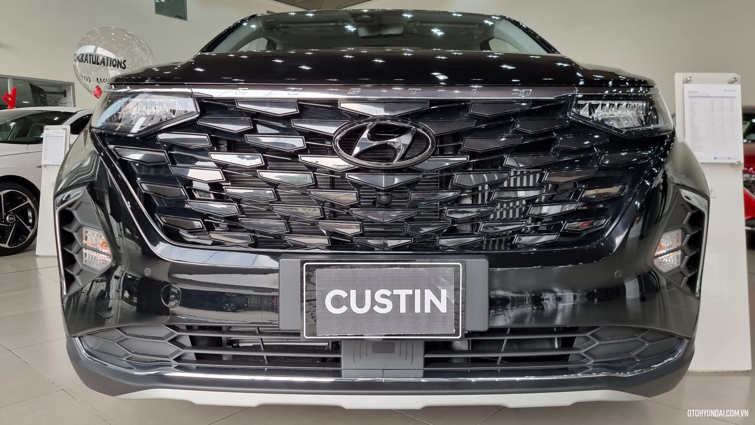 Hyundai Custin | Dòng xe Hyundai Custin phiên bản 2024 gây ấn tượng mạnh mẽ với phần đầu xe nổi bật, được thiết kế với lưới tản nhiệt hình lục giác cỡ lớn, tạo điểm nhấn đặc trưng và thu hút ánh nhìn.