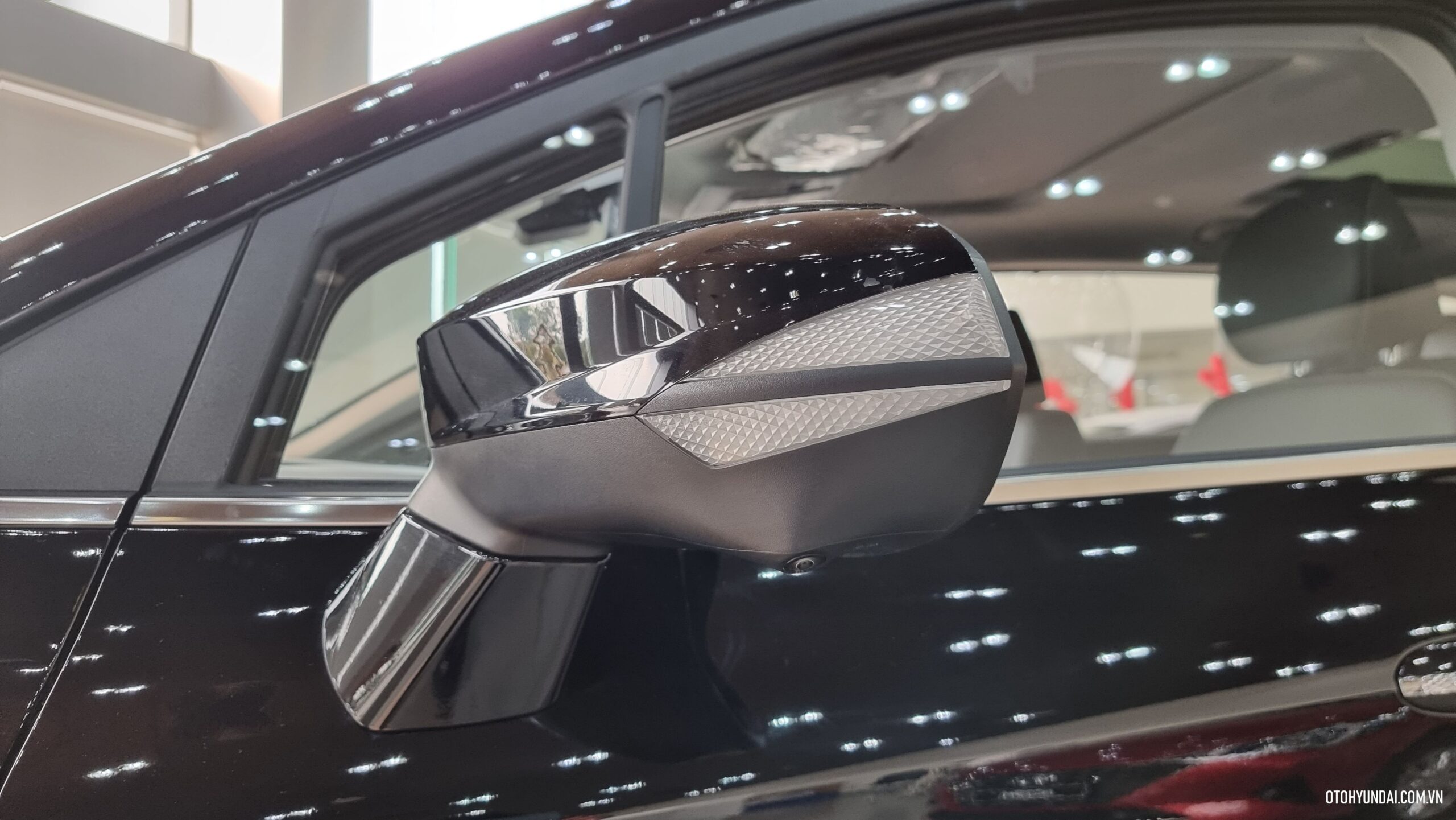 Hyundai Custin | Gương chiếu hậu của xe được thiết kế cách xa trụ A, tạo ra tầm nhìn quan sát rộng lớn và thoáng đãng cho người lái, từ mọi góc độ hai bên.