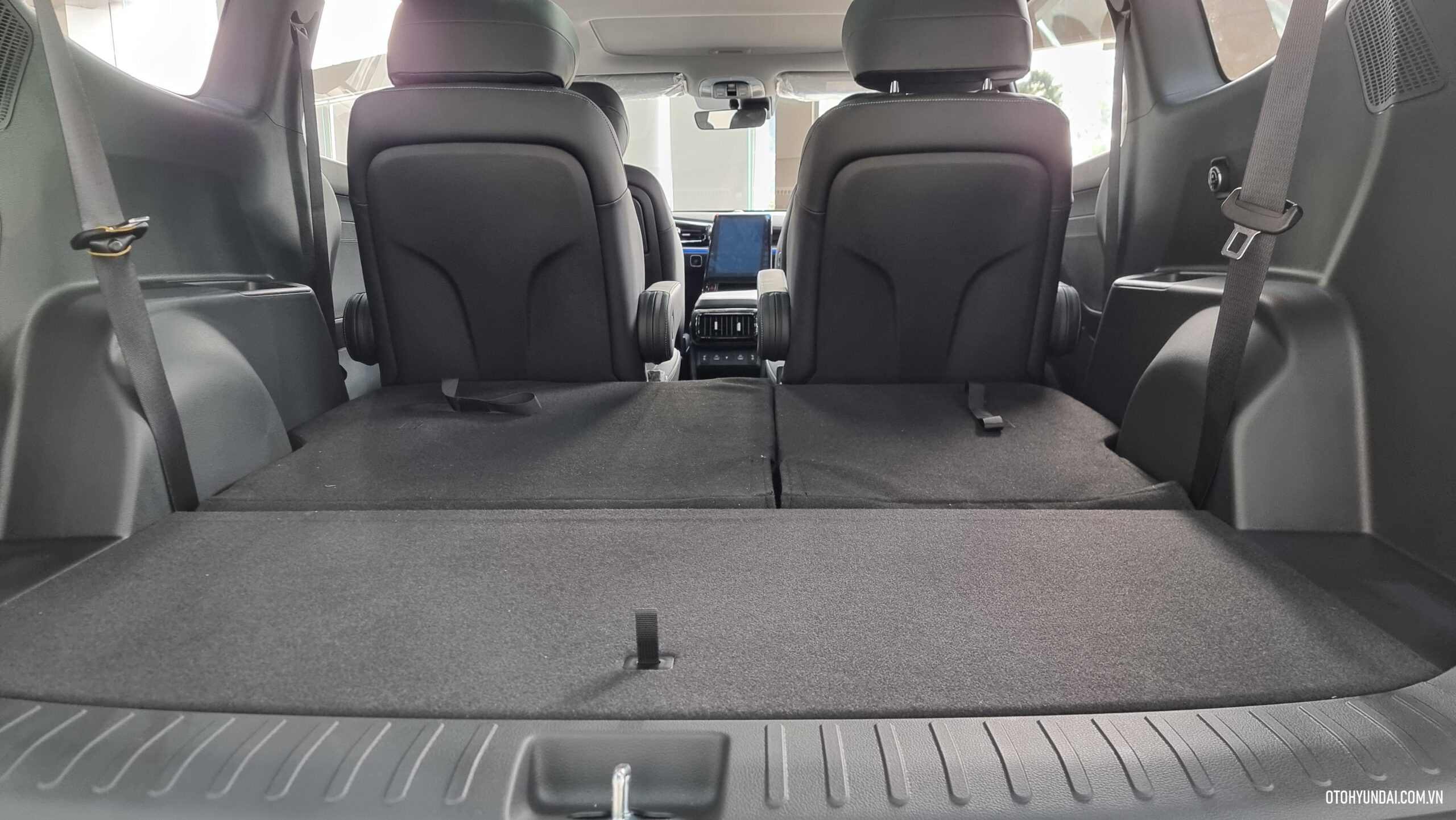 Hyundai Custin | Hyundai Custin 2024 được trang bị khoang hành lý với dung tích tiêu chuẩn là 262 lít, và có thể mở rộng dung tích này khi hàng ghế thứ hai được gập xuống theo tỷ lệ 50:50, tăng cường sự linh hoạt và tiện ích cho không gian chứa đồ.