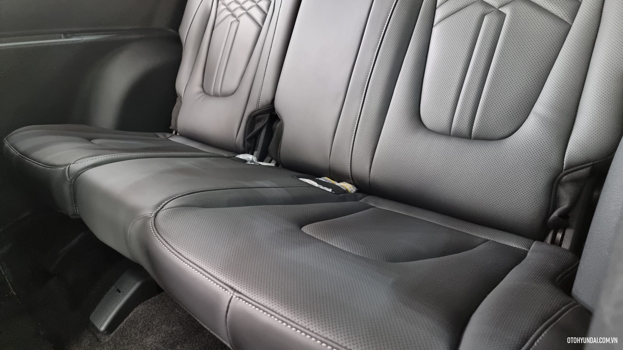 Hyundai Custin 2024 | Hàng ghế thứ ba của Hyundai Custin 2024 được thiết kế với không gian thực sự rộng rãi, mang lại cảm giác thoải mái và tiện nghi cho hành khách.