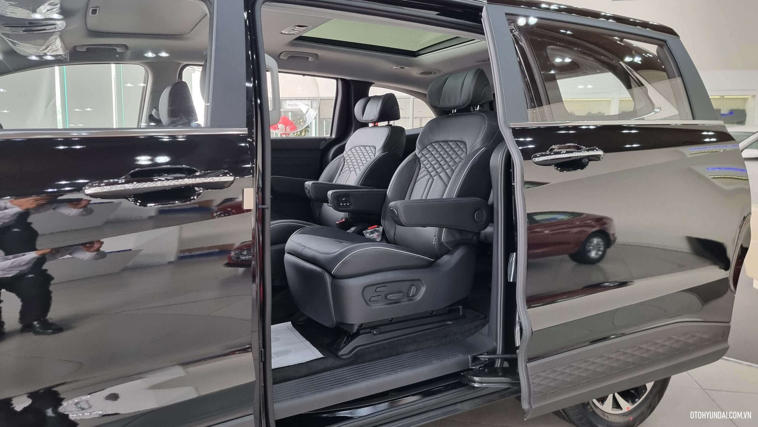 hyundai custin 2024 | Điểm nổi bật của Hyundai Custin 2024, một dòng MPV 7 chỗ, là thiết kế cửa trượt tự động ở cả hai bên của xe.