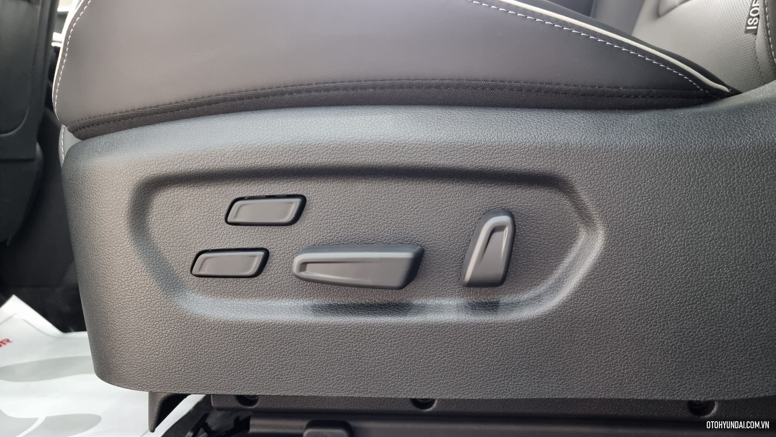 Hyundai Custin 2024 | Hyundai Custin 2024 được trang bị hàng ghế trước với tính năng điều chỉnh điện tiên tiến, bao gồm cả khả năng ghi nhớ vị trí ghế lái