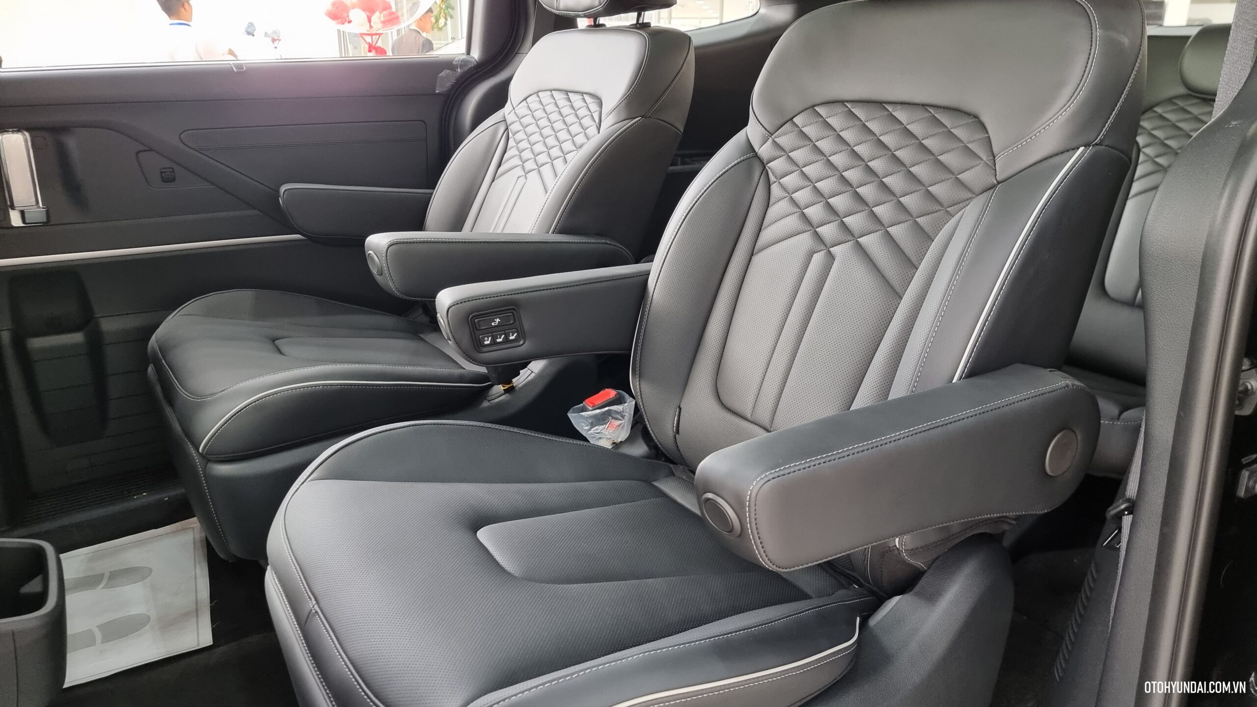 Hyundai Custin | Hyundai Custin 2024 có trang bị đặc biệt là 2 ghế thương gia riêng biệt, được thiết kế với khả năng điều chỉnh điện và tính năng tích hợp sẵn trên tựa tay, mang lại trải nghiệm ngồi thoải mái và sang trọng.
