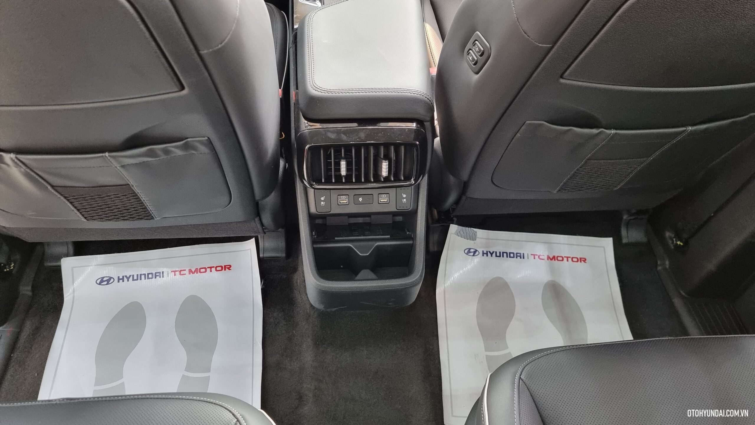 Hyundai custin 2024 | Cửa gió hàng ghế sau trên Hyundai Custin 2024 là một tiện ích đáng chú ý, giúp hành khách ở phía sau tận hưởng không gian thoải mái và mát mẻ trong suốt hành trình.