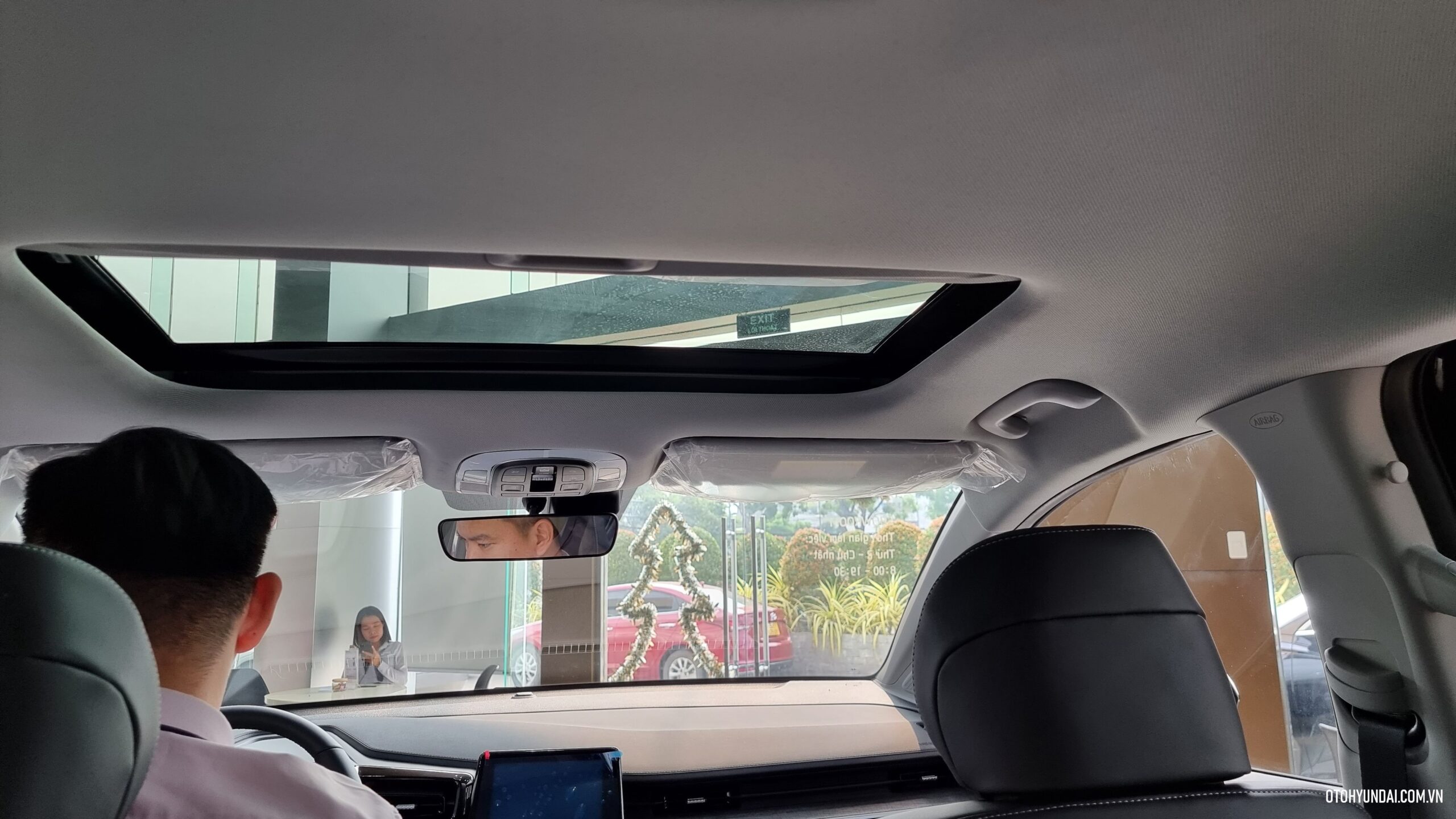 Hyundai Custin | Hyundai Custin 2024 điểm nhấn bởi việc trang bị một cửa sổ trời toàn cảnh, tạo cảm giác thoải mái và mở cửa sổ rộng rãi, cho phép ánh nắng tự nhiên chiếu vào khoang nội thất, tạo không gian sáng thoáng và tạo thêm sự kết nối với môi trường bên ngoài.