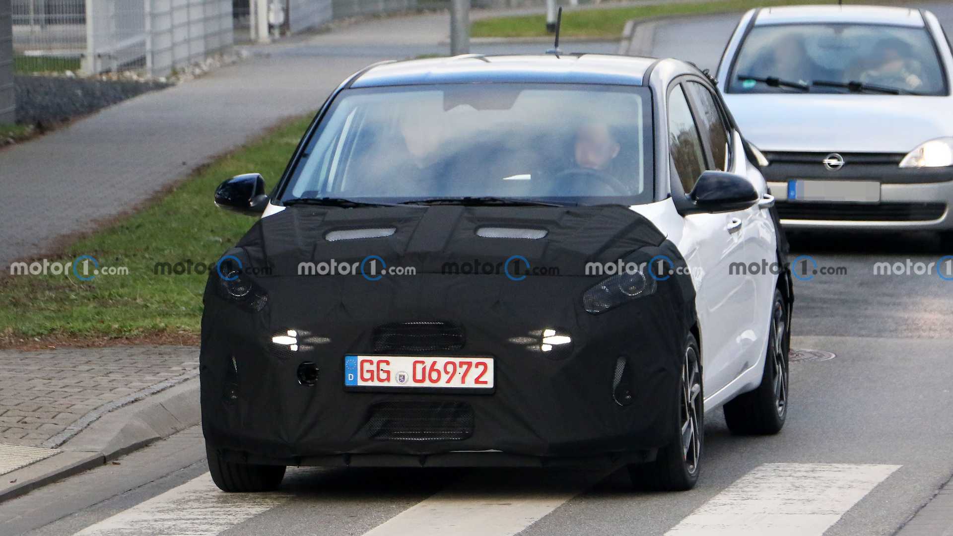 Hyundai i10 Facelift phiên bản 2024 đã xuất hiện trên đường thử, mang đến những thay đổi đáng chú ý về kiểu dáng. Hyundai i10 Facelift phiên bản 2024 đã xuất hiện trên đường thử, mang đến những thay đổi đáng chú ý về kiểu dáng. - 1