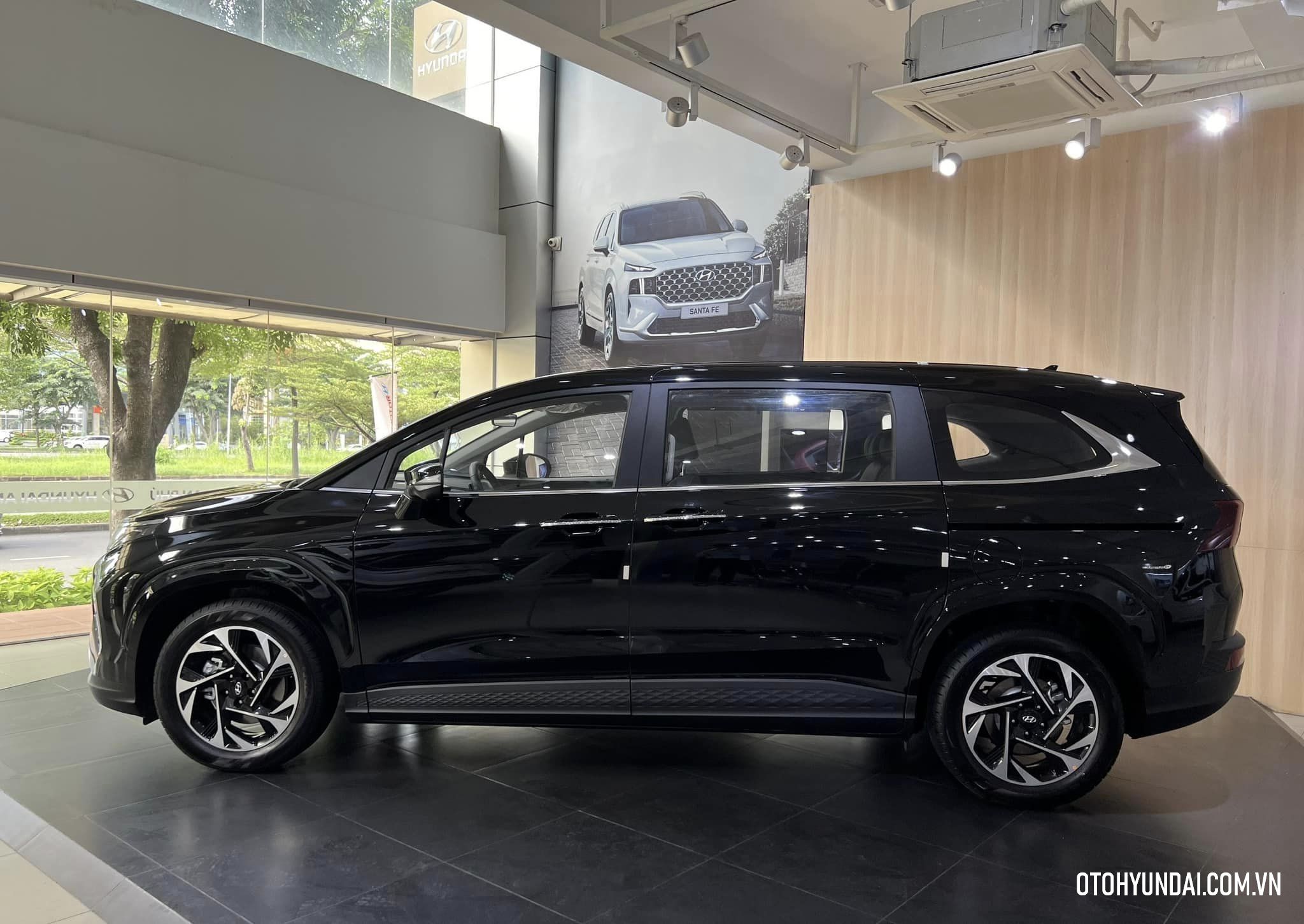 Hyundai Custin | Phong cách SUV của Hyundai Custin 2024 được thể hiện một cách rõ nét thông qua các chi tiết thiết kế. Viền bọc nhựa cứng màu đen ở lốp xe tạo ra vẻ mạnh mẽ và cá tính.