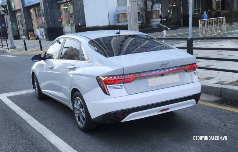 Hyundai Accent 2024 | Phần đuôi xe cộ thực hiện tuyệt hảo với kiến thiết đèn hậu đơn chấu lạ mắt.
