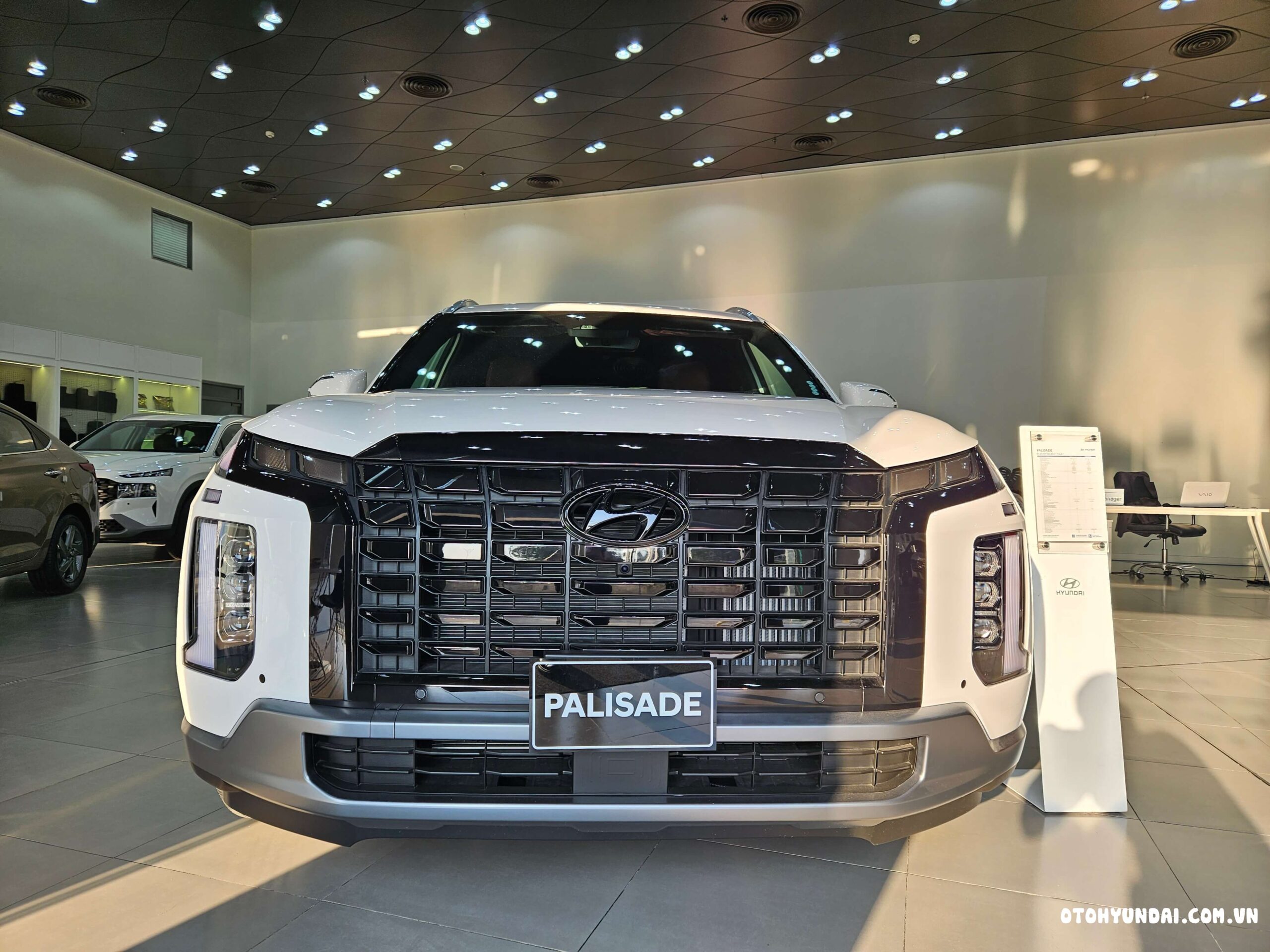 Hyundai Palisade | Phần đầu của Hyundai Palisade 2024 gây sự chú ý với bộ lưới tản nhiệt hình chữ nhật kích thước lớn, làm nổi bật diện mạo của xe.