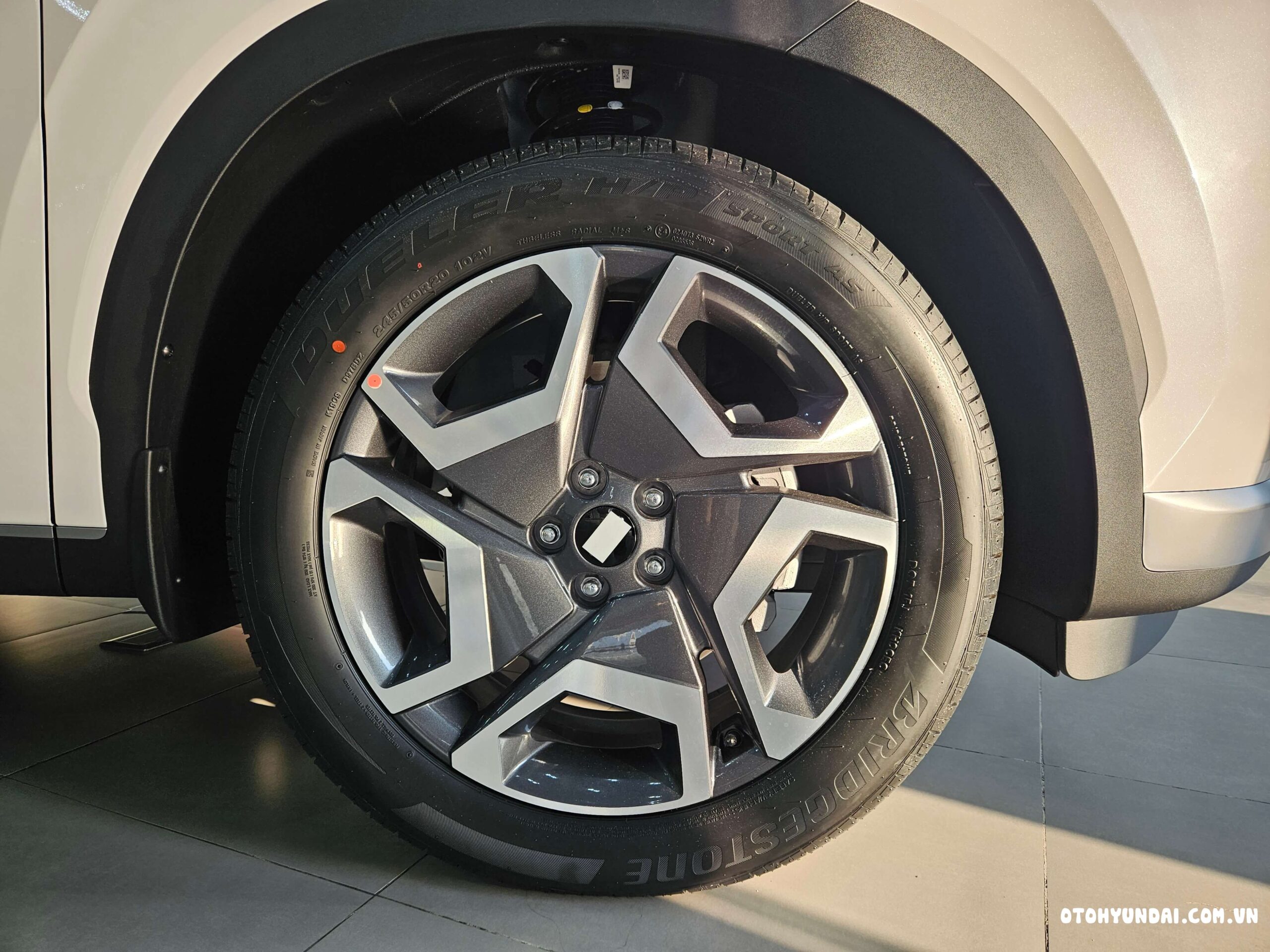 Hyundai palisade | Hyundai Palisade được hỗ trợ bởi bộ vành hợp kim 18 inch, giúp nâng đỡ phần thân trên của xe.