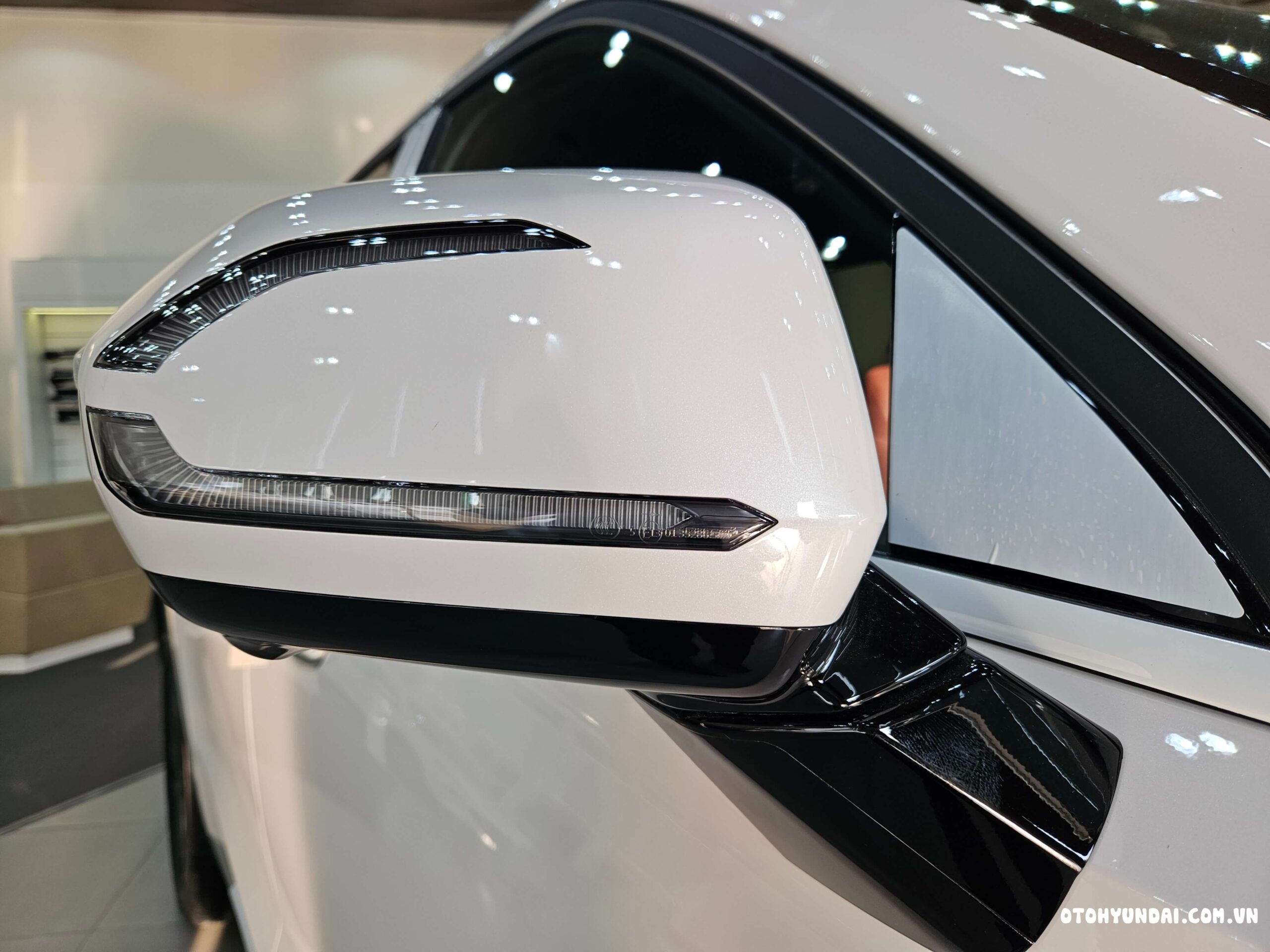 hyundai palisade 2024 | Gương chiếu hậu của Hyundai Palisade 2024, đặt ngay sau trụ A, được tích hợp đầy đủ các tính năng hiện đại.