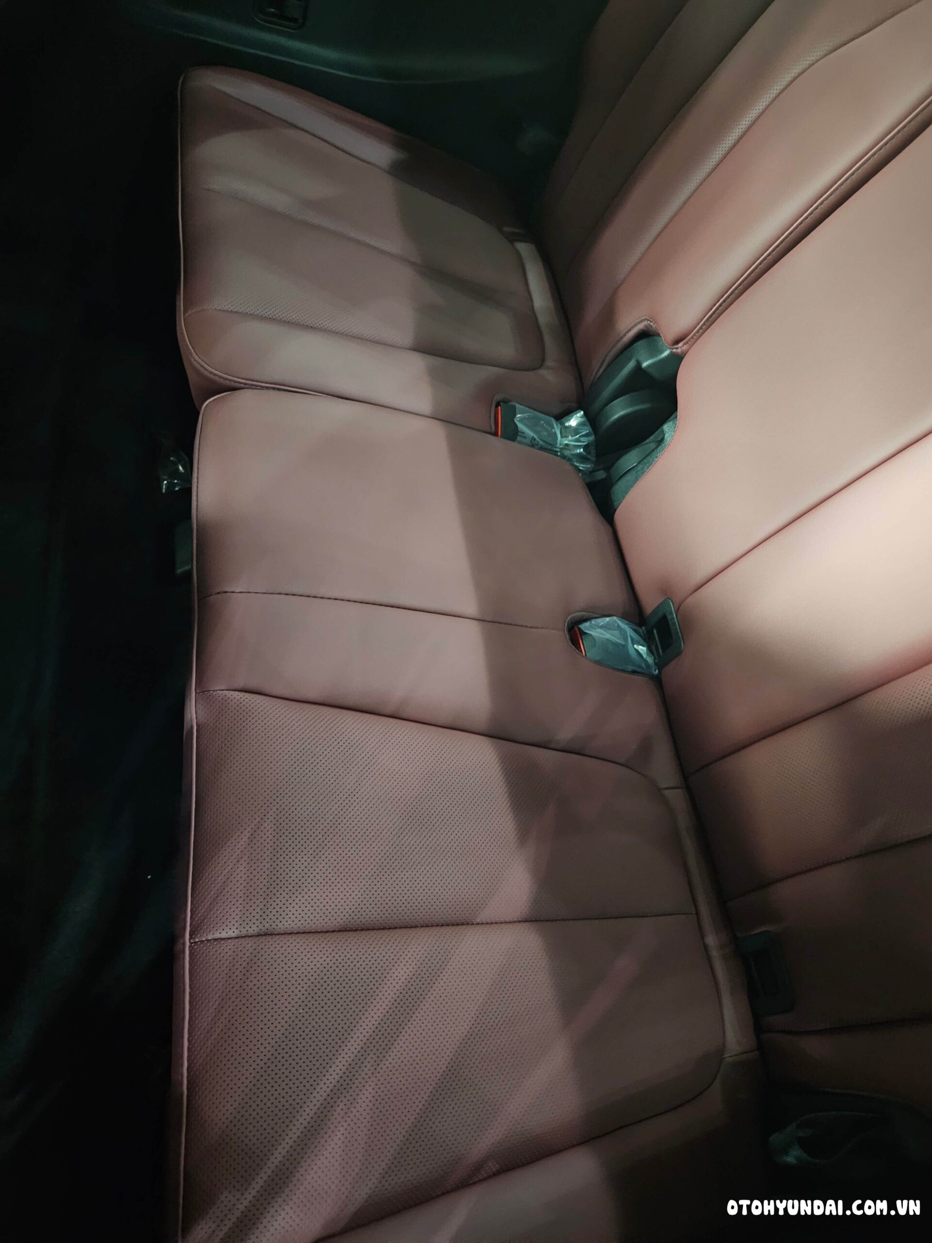 Hyundai Palisade | Hàng ghế thứ ba trên Hyundai Palisade 2024 mang đến trải nghiệm thoải mái với chỗ duỗi chân rộng rãi và không gian trần xe thoáng đãng.