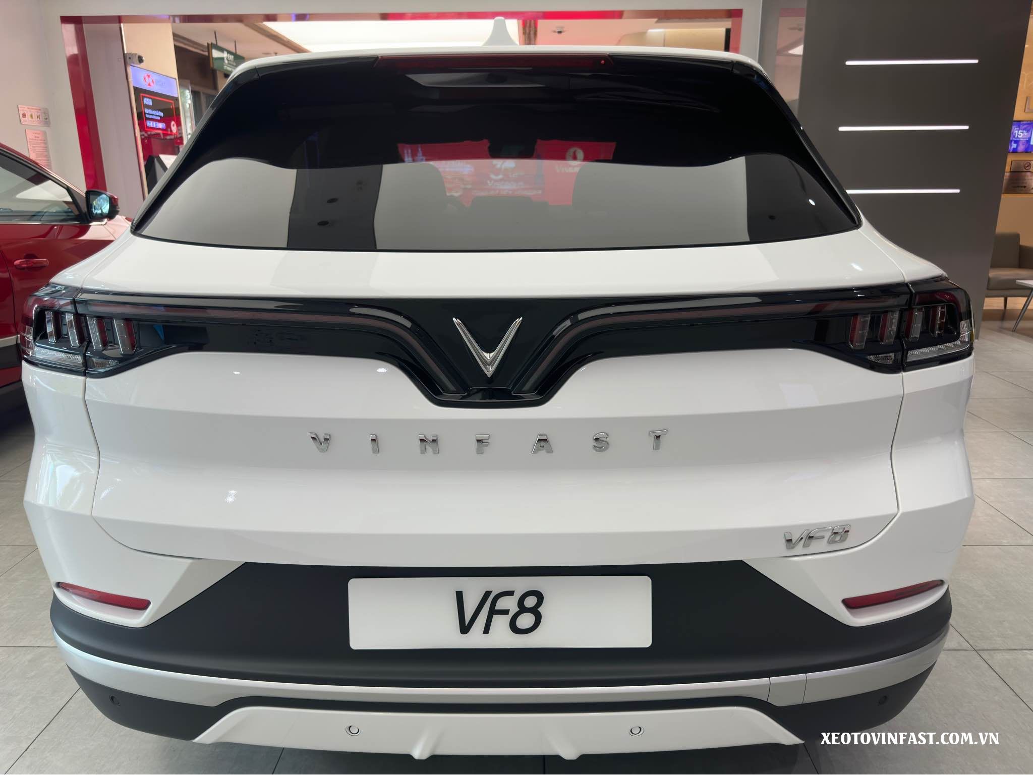 VinFast VF 8 | Phần đuôi của VinFast VF 8 2024 được thiết kế với vẻ ngoại hình cứng cáp, thể hiện sức mạnh và vẻ đẹp mạnh mẽ.