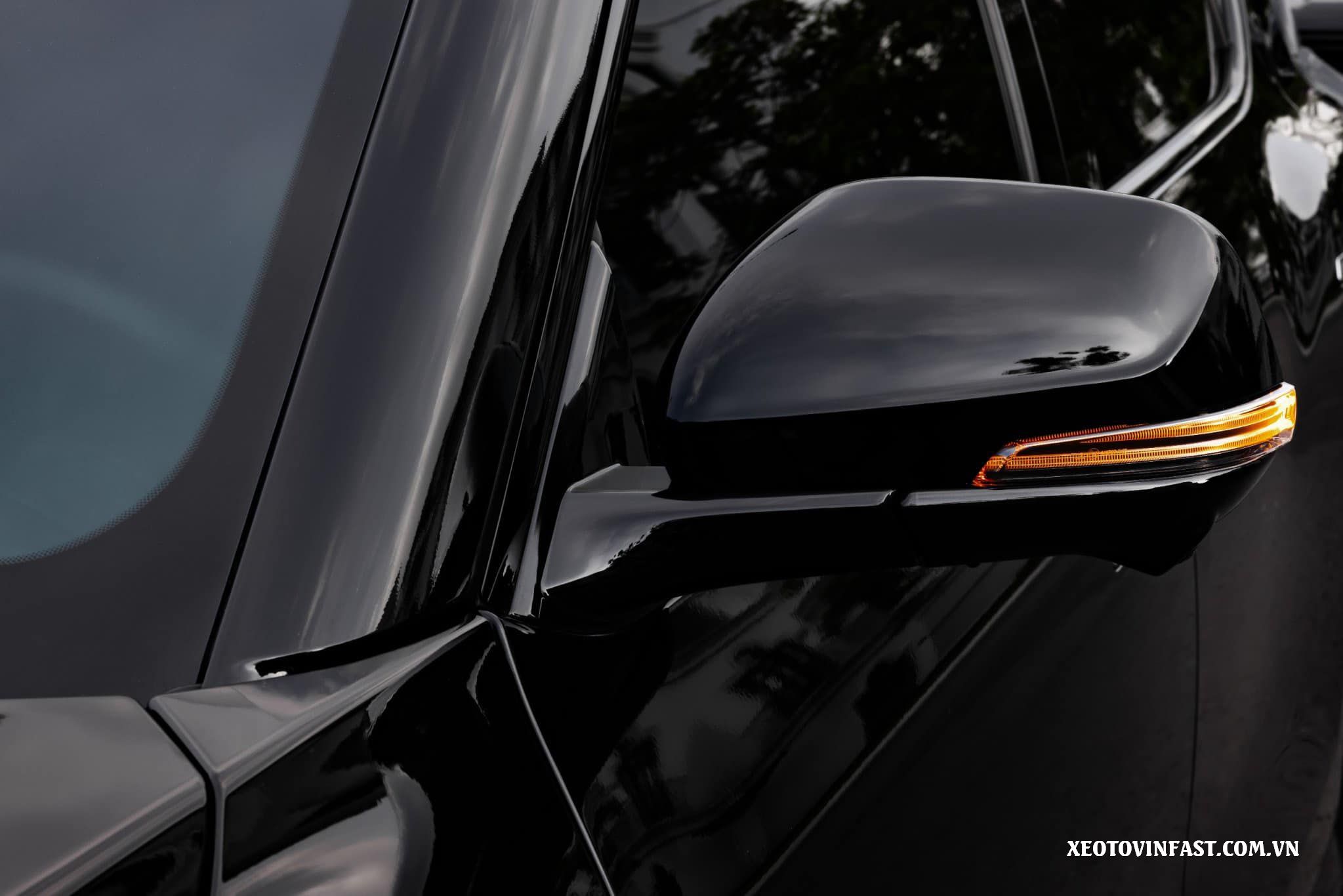 VinFast VF 9 | Gương chiếu hậu của VinFast VF 9 phiên bản 2024 được thiết kế để hòa mình cùng màu sắc với thân xe, tạo nên sự liền lạc và hài hòa trong thiết kế tổng thể.